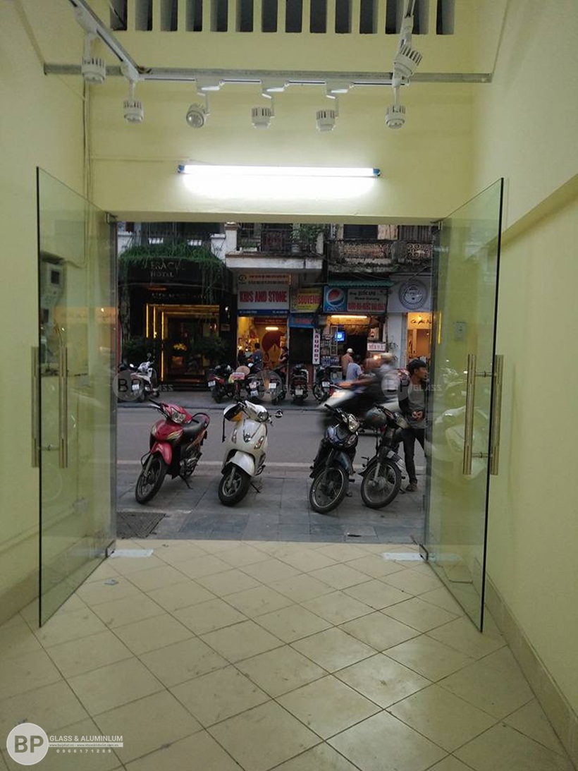 thi công cửa kính thủy lực nhà anh Phương Chung Cư 103 Văn Quán
